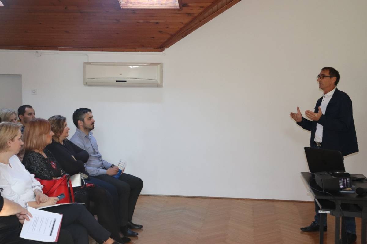 U Lipiku održan okrugli stol pod nazivom: “Obrazovanje, rad i suradnja”