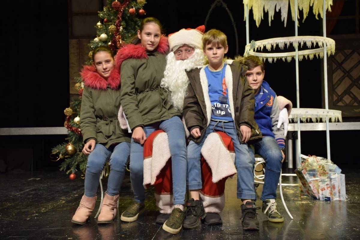 Božićno darivanje uz predstavu Snježna kraljica