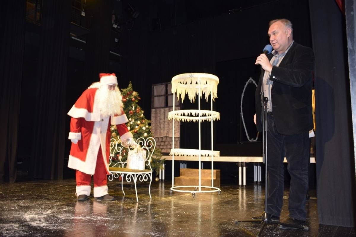 Božićno darivanje uz predstavu Snježna kraljica