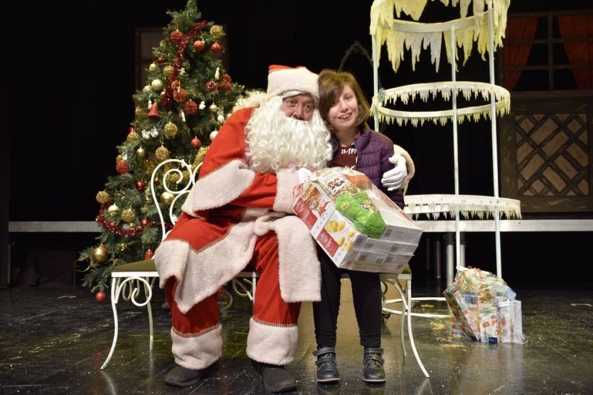 Božićno darivanje uz predstavu Snježna kraljica