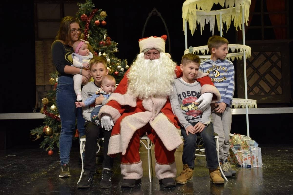 Božićno darivanje uz predstavu Snježna kraljica