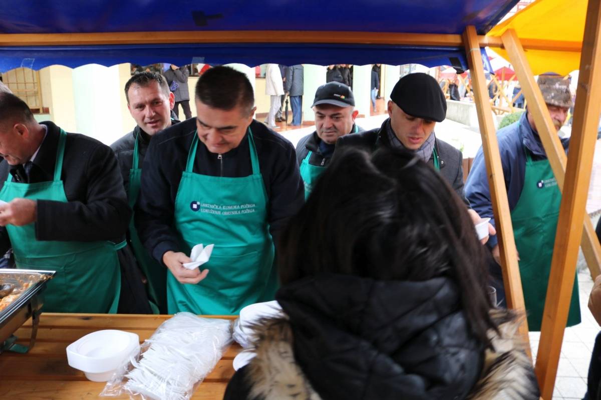 Udruženje obrtnika PSŽ i političari dijelili tisuću porcija posnog ručka u Požegi