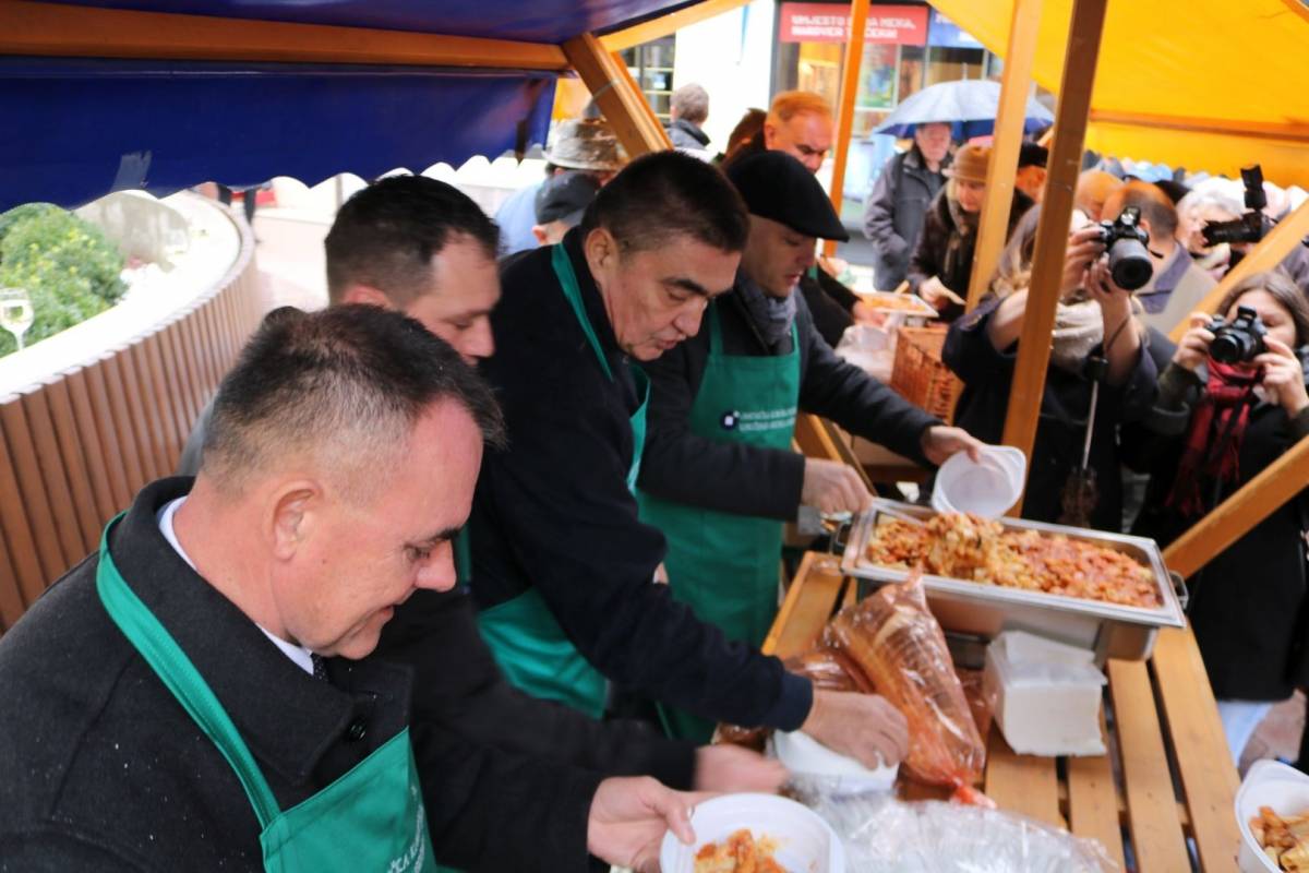Udruženje obrtnika PSŽ i političari dijelili tisuću porcija posnog ručka u Požegi