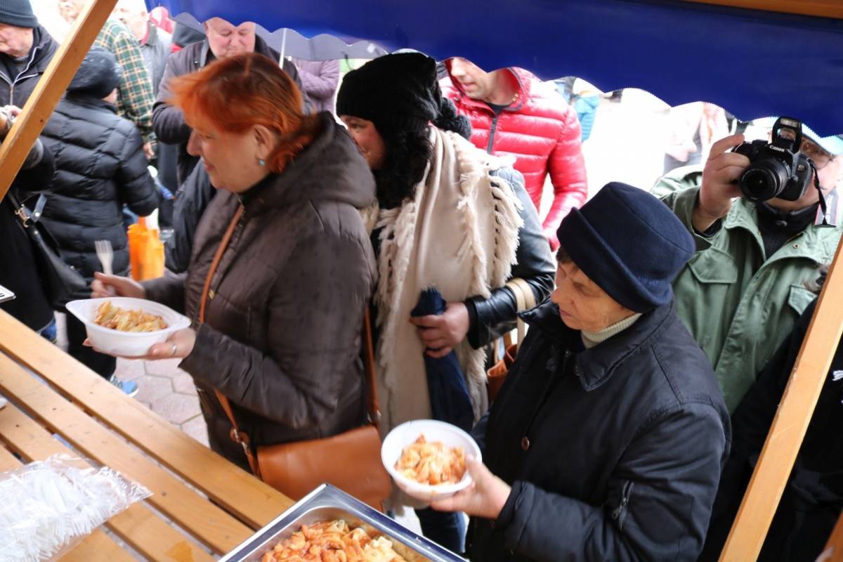 Udruženje obrtnika PSŽ i političari dijelili tisuću porcija posnog ručka u Požegi