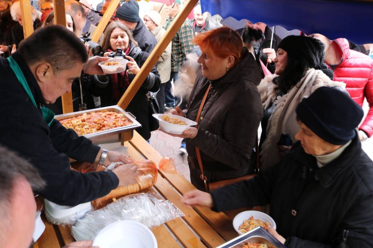 Udruženje obrtnika PSŽ i političari dijelili tisuću porcija posnog ručka u Požegi