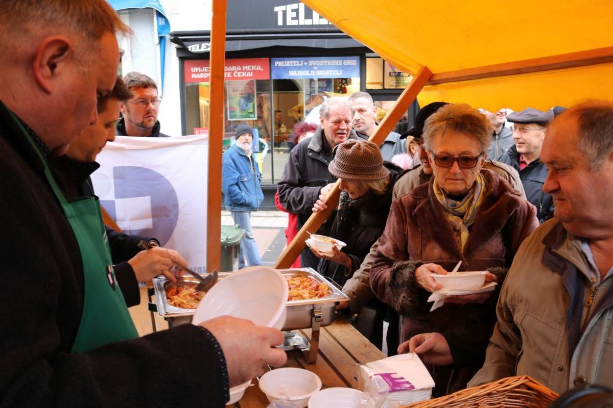 Udruženje obrtnika PSŽ i političari dijelili tisuću porcija posnog ručka u Požegi