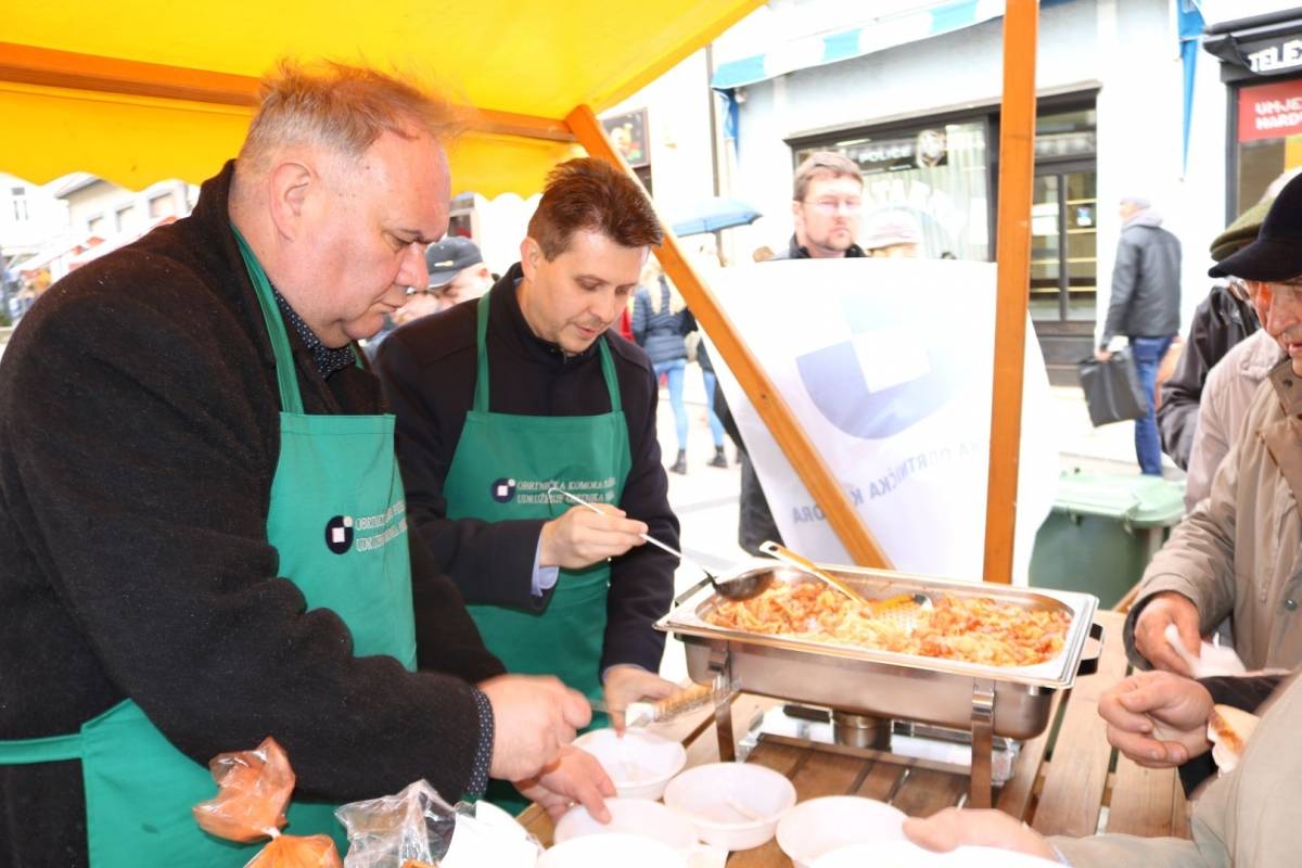 Udruženje obrtnika PSŽ i političari dijelili tisuću porcija posnog ručka u Požegi