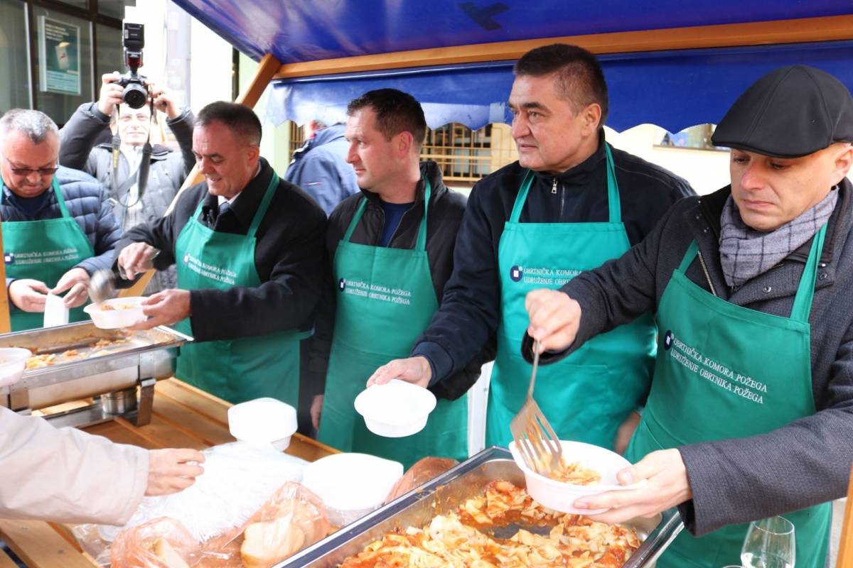 Udruženje obrtnika PSŽ i političari dijelili tisuću porcija posnog ručka u Požegi