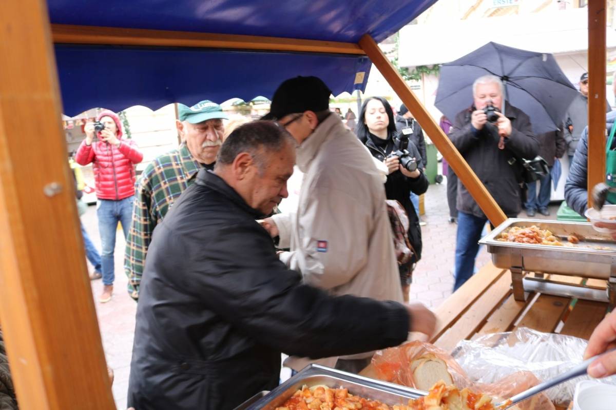 Udruženje obrtnika PSŽ i političari dijelili tisuću porcija posnog ručka u Požegi