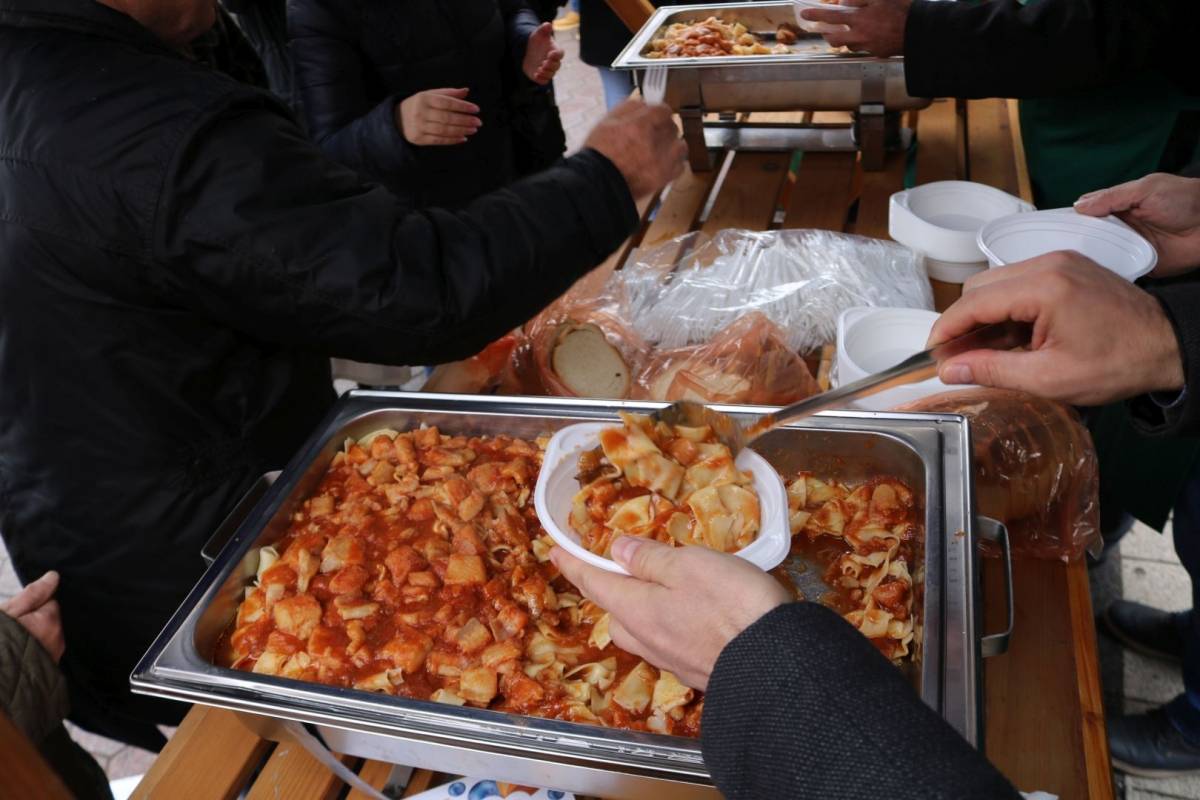 Udruženje obrtnika PSŽ i političari dijelili tisuću porcija posnog ručka u Požegi