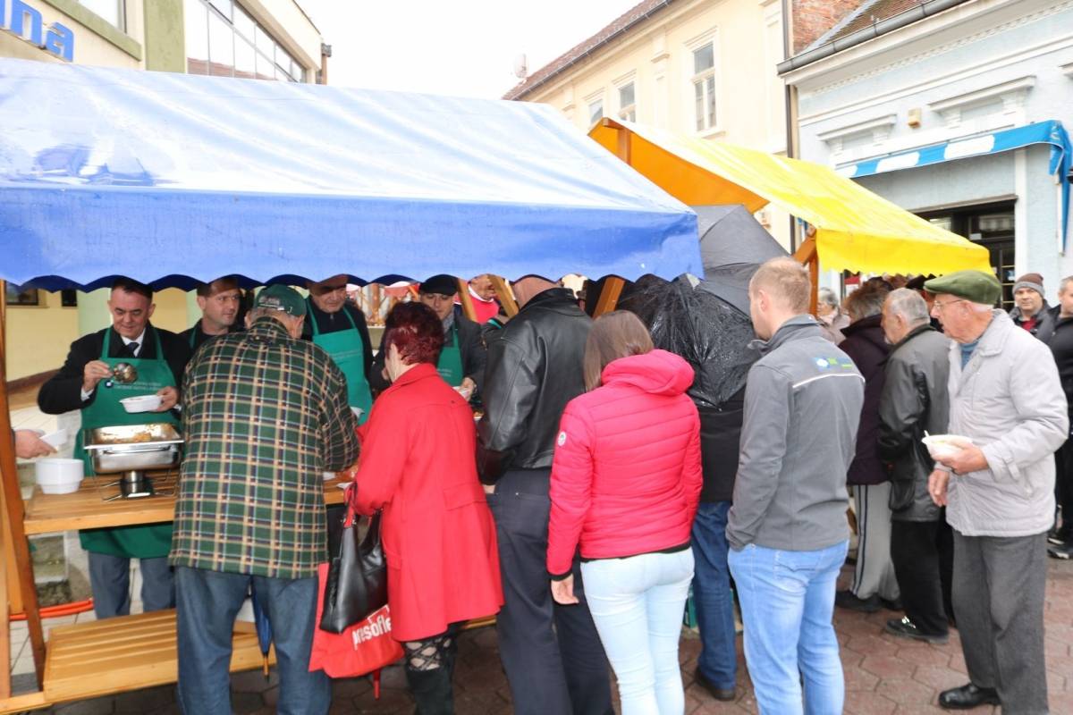 Udruženje obrtnika PSŽ i političari dijelili tisuću porcija posnog ručka u Požegi