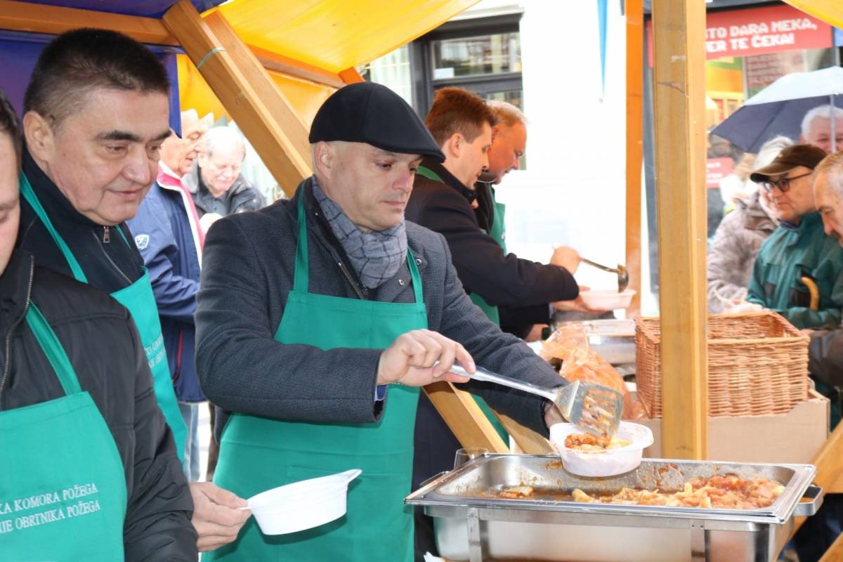 Udruženje obrtnika PSŽ i političari dijelili tisuću porcija posnog ručka u Požegi