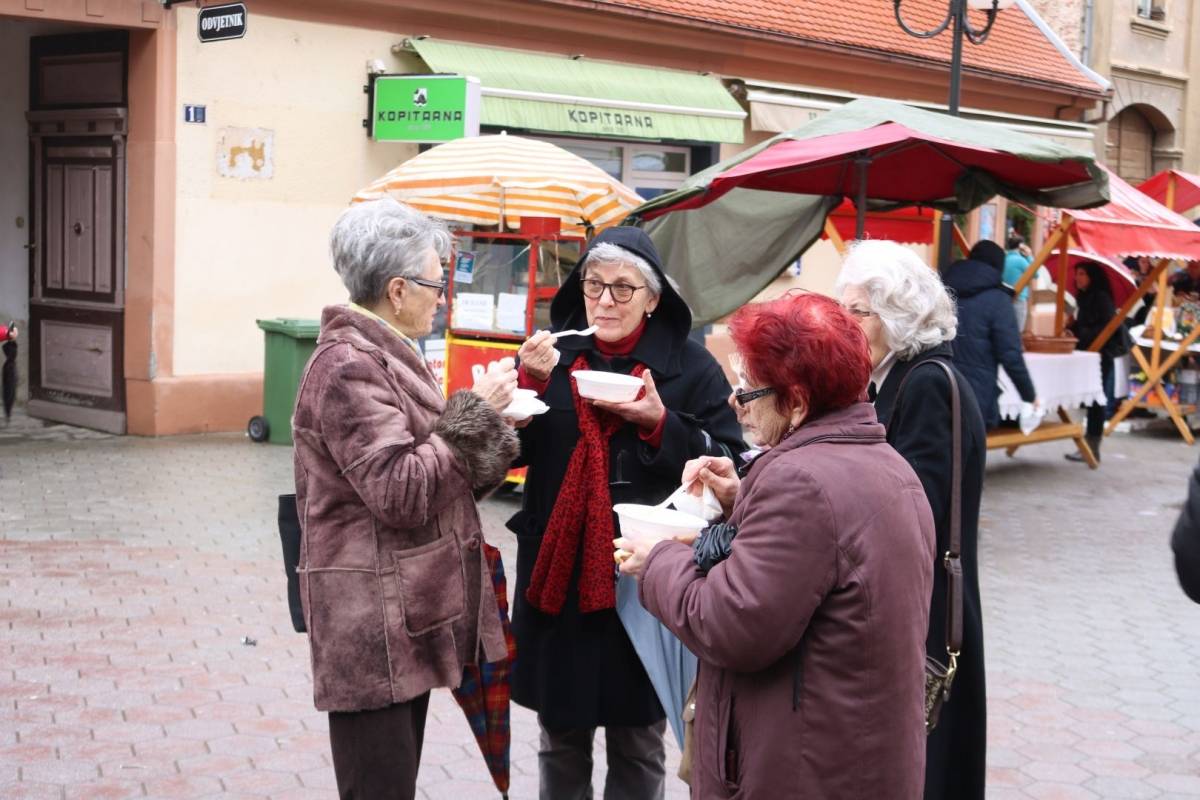 Udruženje obrtnika PSŽ i političari dijelili tisuću porcija posnog ručka u Požegi
