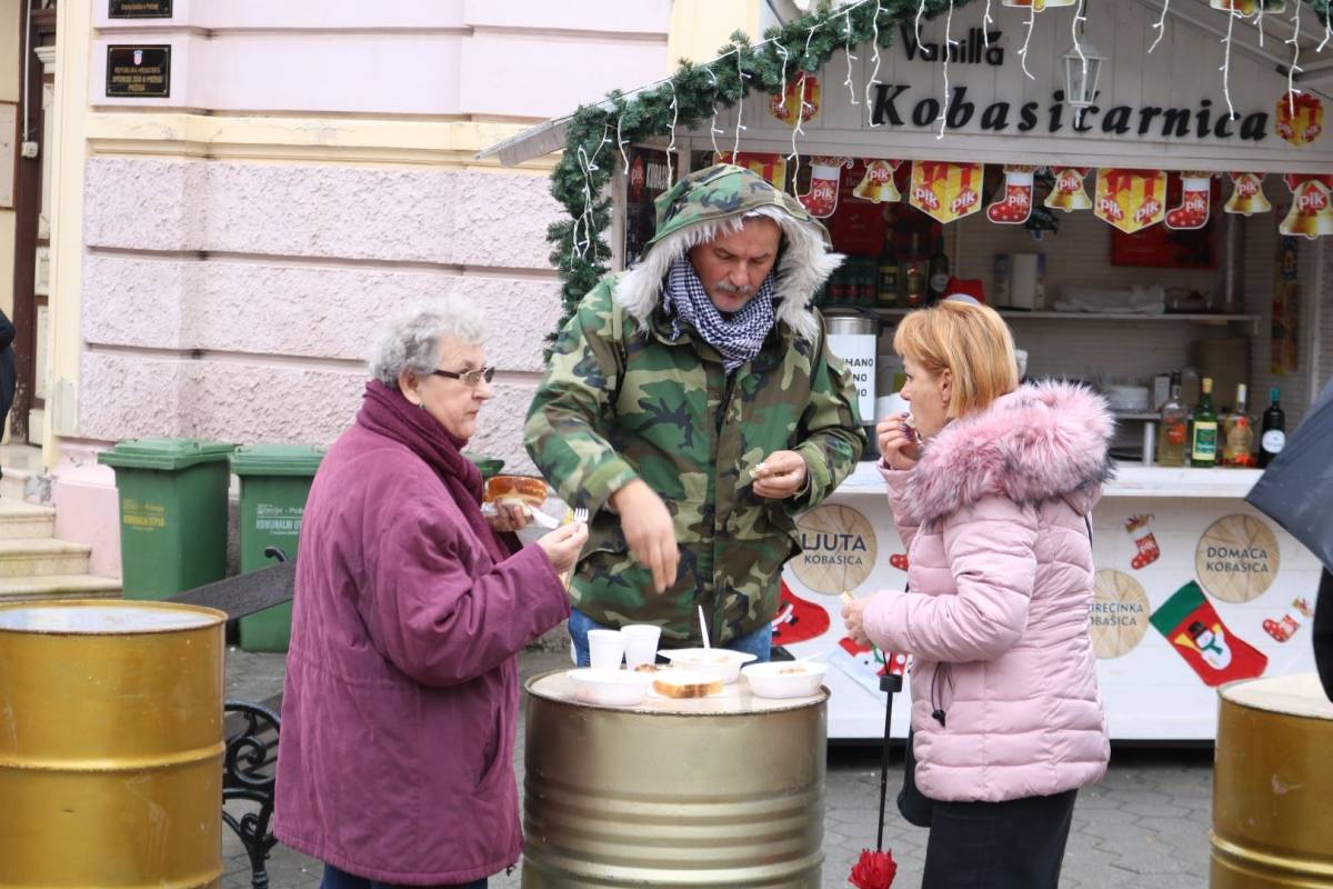 Udruženje obrtnika PSŽ i političari dijelili tisuću porcija posnog ručka u Požegi