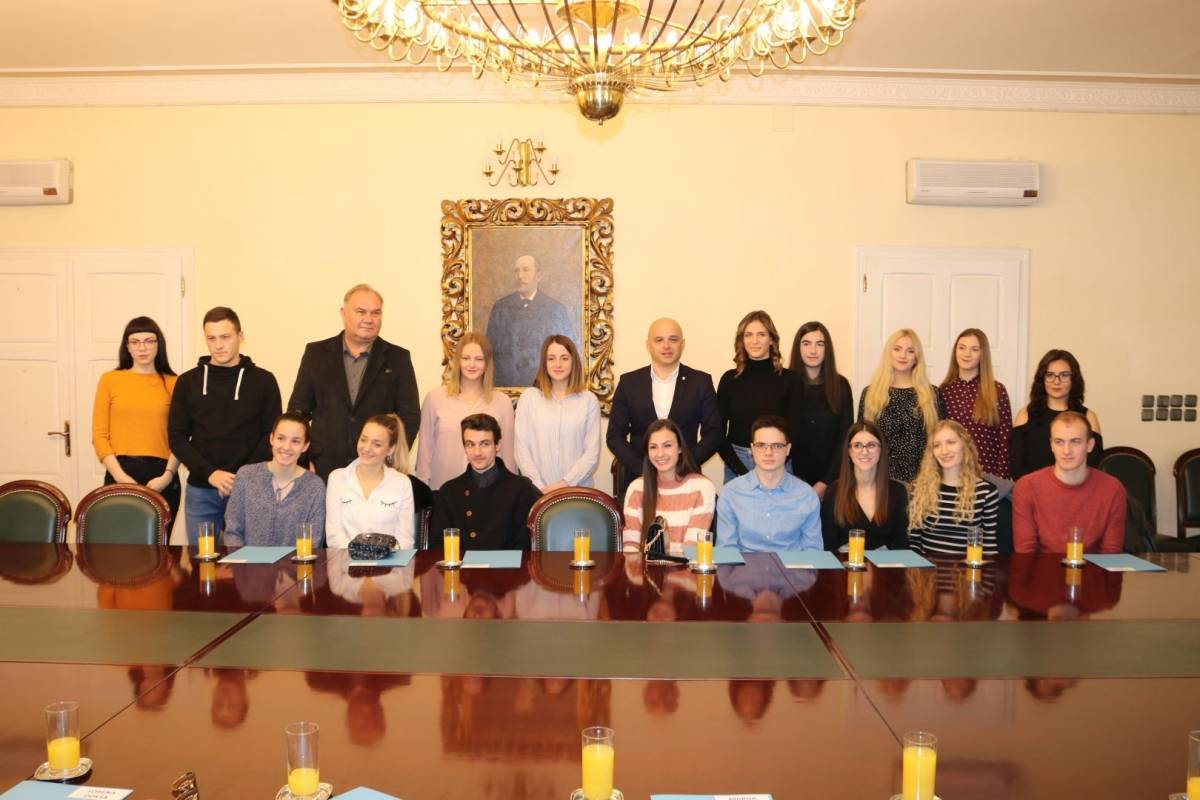 Ugovore o stipendiji Grada Požege danas je potpisalo 15 novih studenata stipendista 