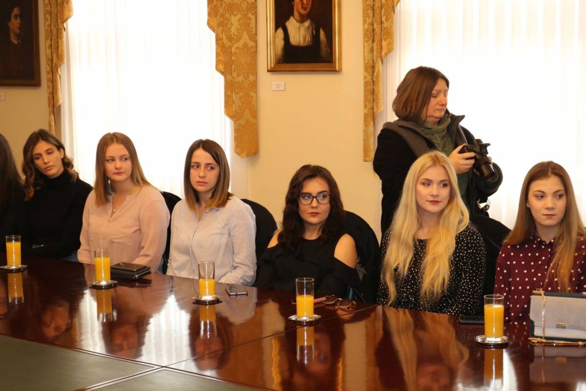 Ugovore o stipendiji Grada Požege danas je potpisalo 15 novih studenata stipendista 