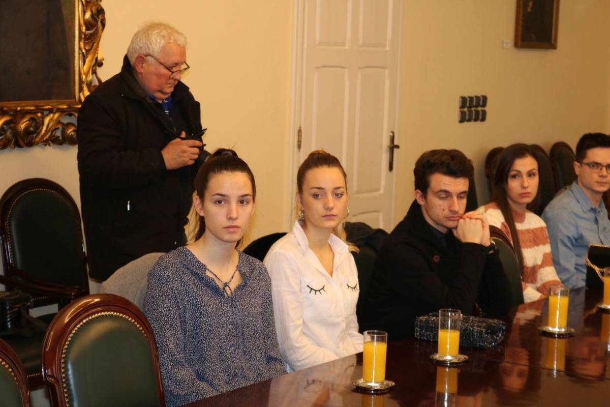 Ugovore o stipendiji Grada Požege danas je potpisalo 15 novih studenata stipendista 