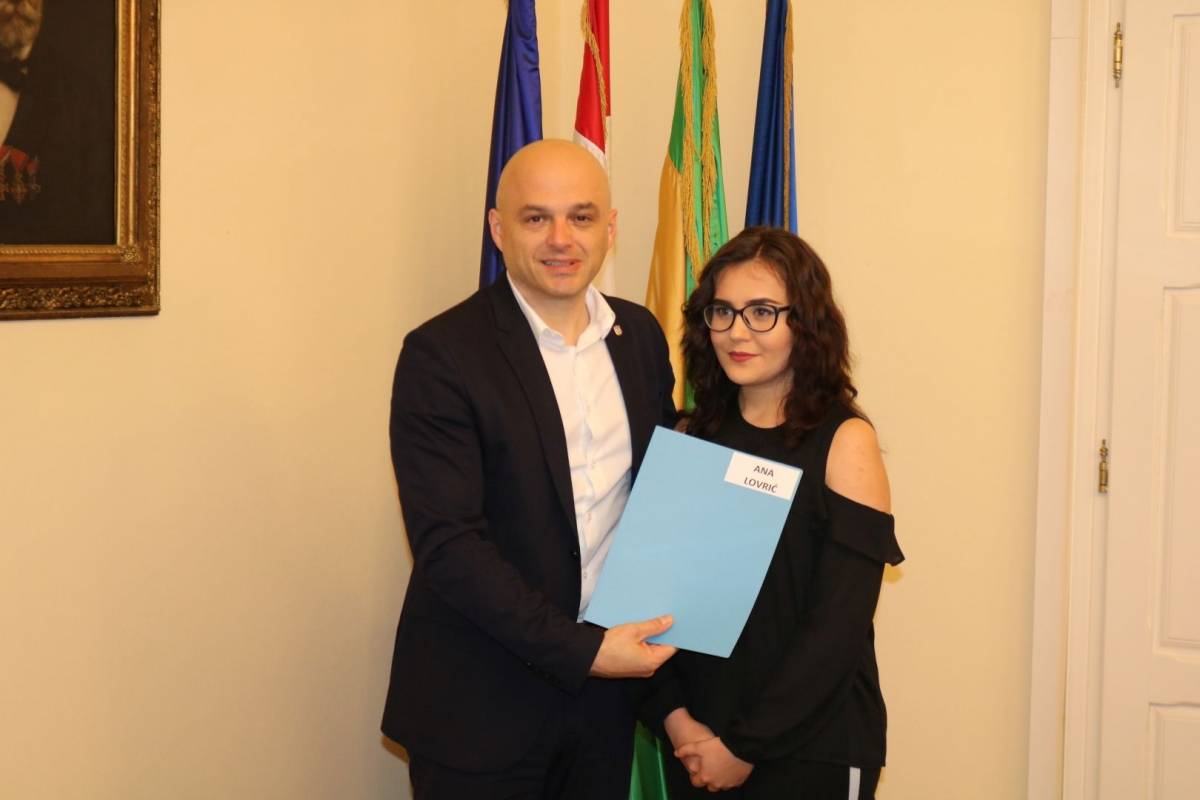 Ugovore o stipendiji Grada Požege danas je potpisalo 15 novih studenata stipendista 