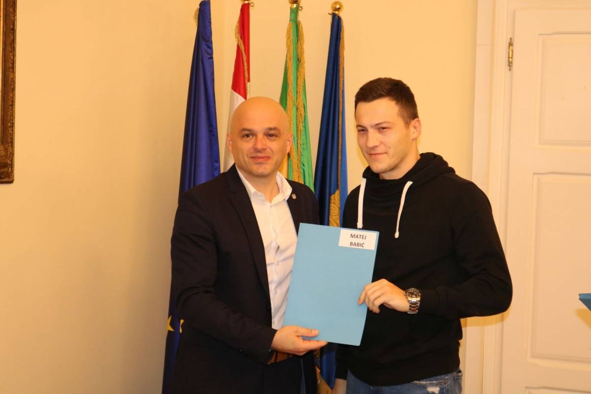 Ugovore o stipendiji Grada Požege danas je potpisalo 15 novih studenata stipendista 