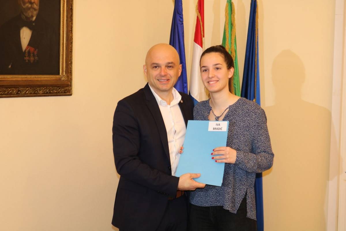 Ugovore o stipendiji Grada Požege danas je potpisalo 15 novih studenata stipendista 