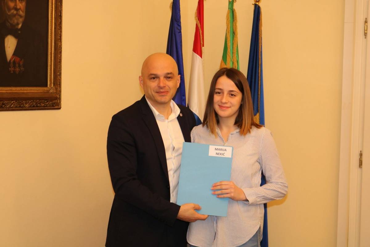 Ugovore o stipendiji Grada Požege danas je potpisalo 15 novih studenata stipendista 