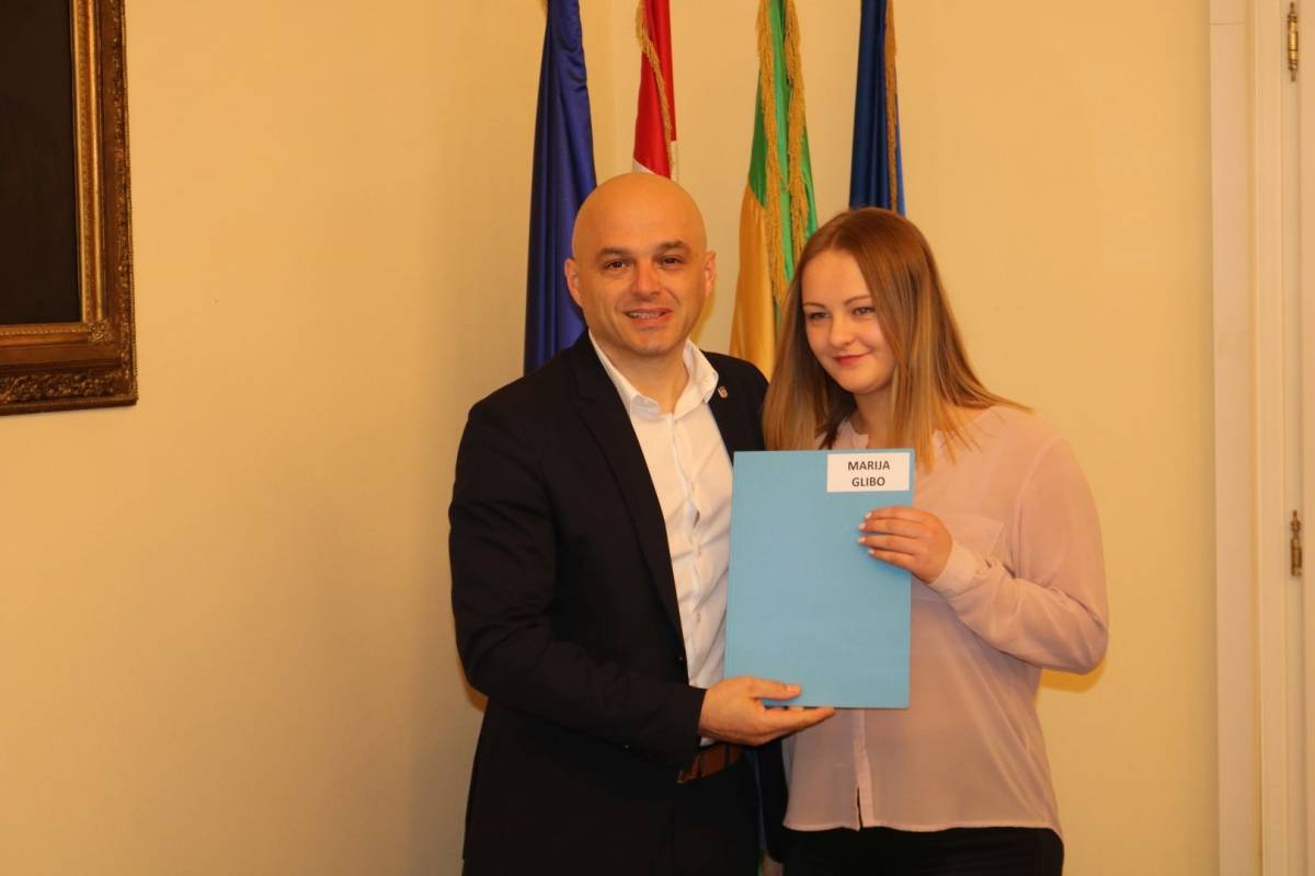 Ugovore o stipendiji Grada Požege danas je potpisalo 15 novih studenata stipendista 