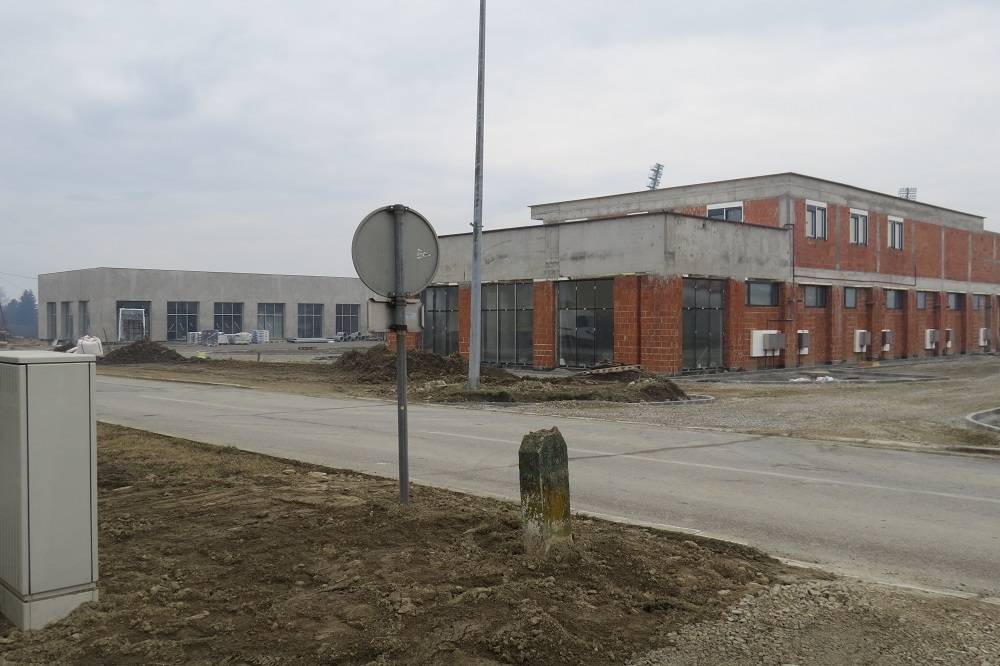 Na poslovnom centru u Velikoj radi se ʺpunom paromʺ- uskoro nova sala za svatove, park te razni objekti