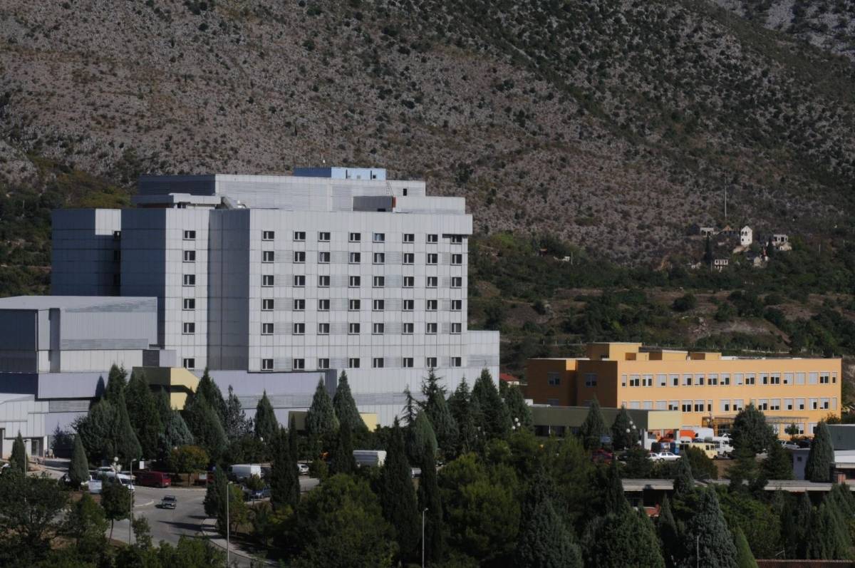 Lijevo je bolnica u Rijeci, a desno ona u Mostaru za koju je Vlada jučer dala 40 milijuna kuna