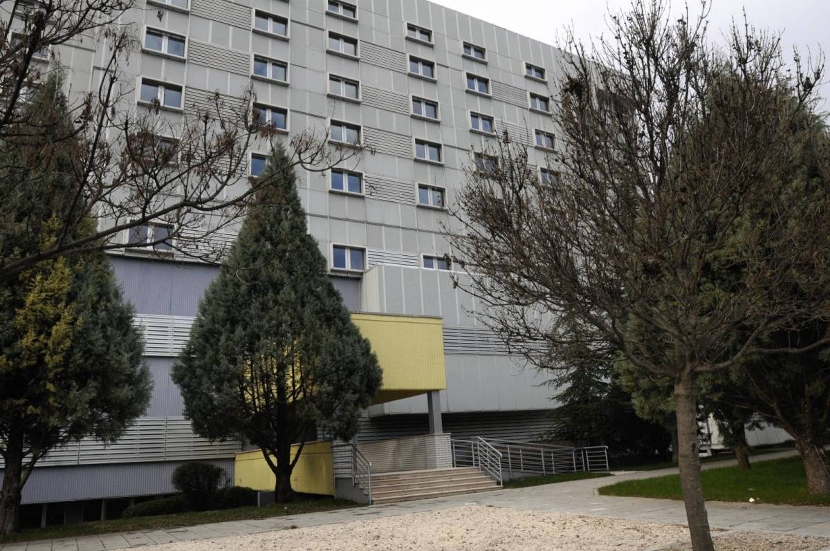 Lijevo je bolnica u Rijeci, a desno ona u Mostaru za koju je Vlada jučer dala 40 milijuna kuna