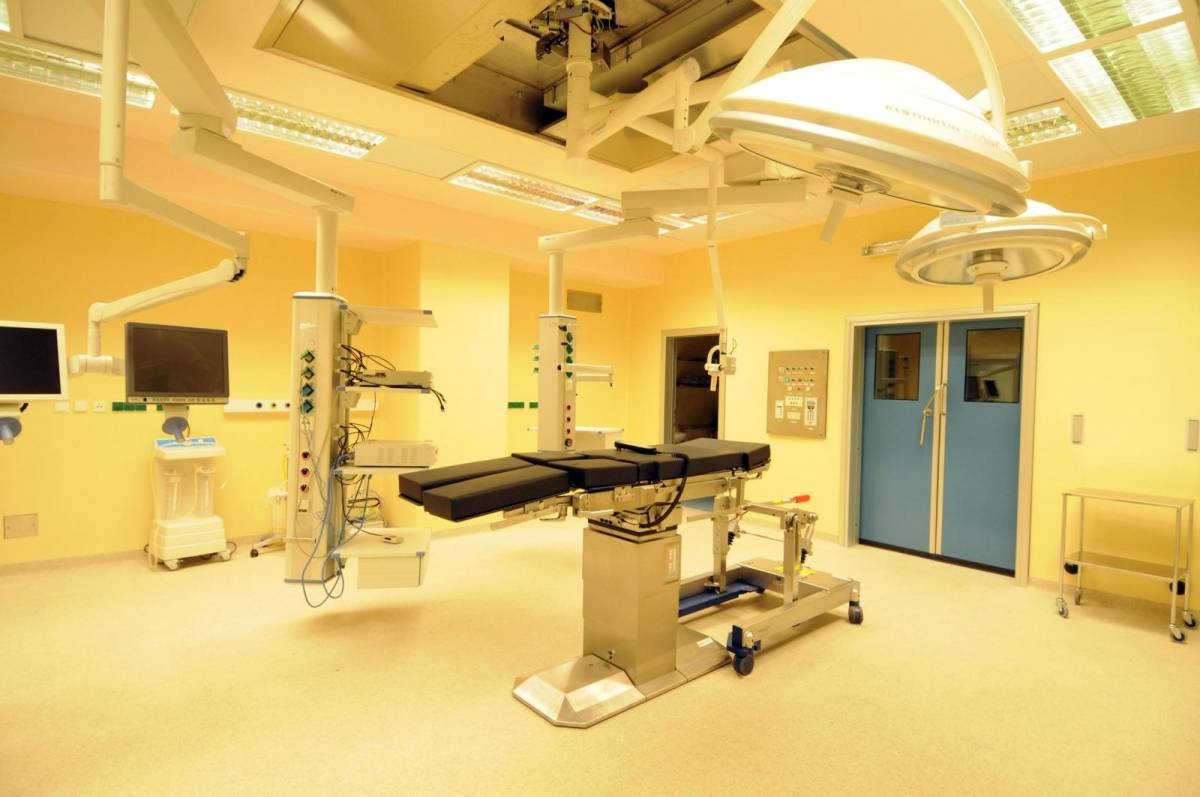 Lijevo je bolnica u Rijeci, a desno ona u Mostaru za koju je Vlada jučer dala 40 milijuna kuna