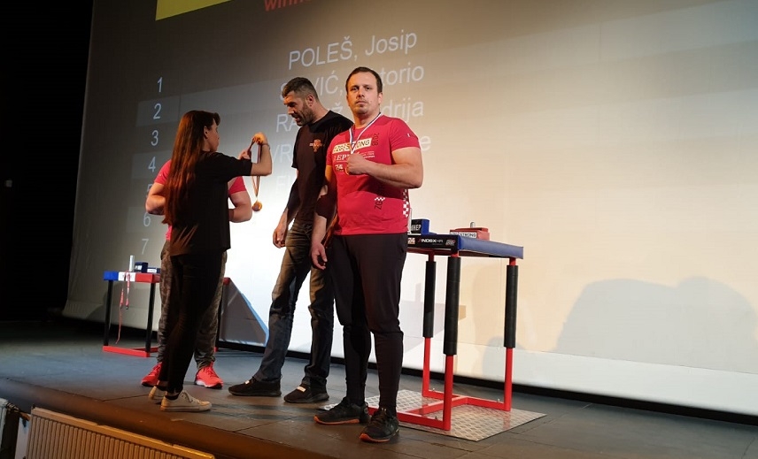 Veličanin Andrija Raguž broncama na prvenstvu Hrvatske u obaranju ruke postao hrvatski reprezentativac
