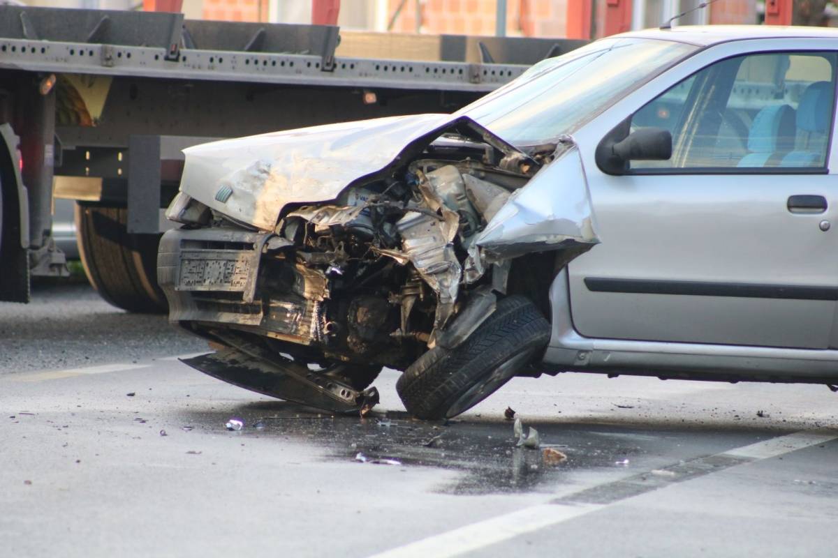 PROMETNA U EMINOVCIMA: Dijete i dvoje odraslih teško stradali i završili u OŽB Požega 