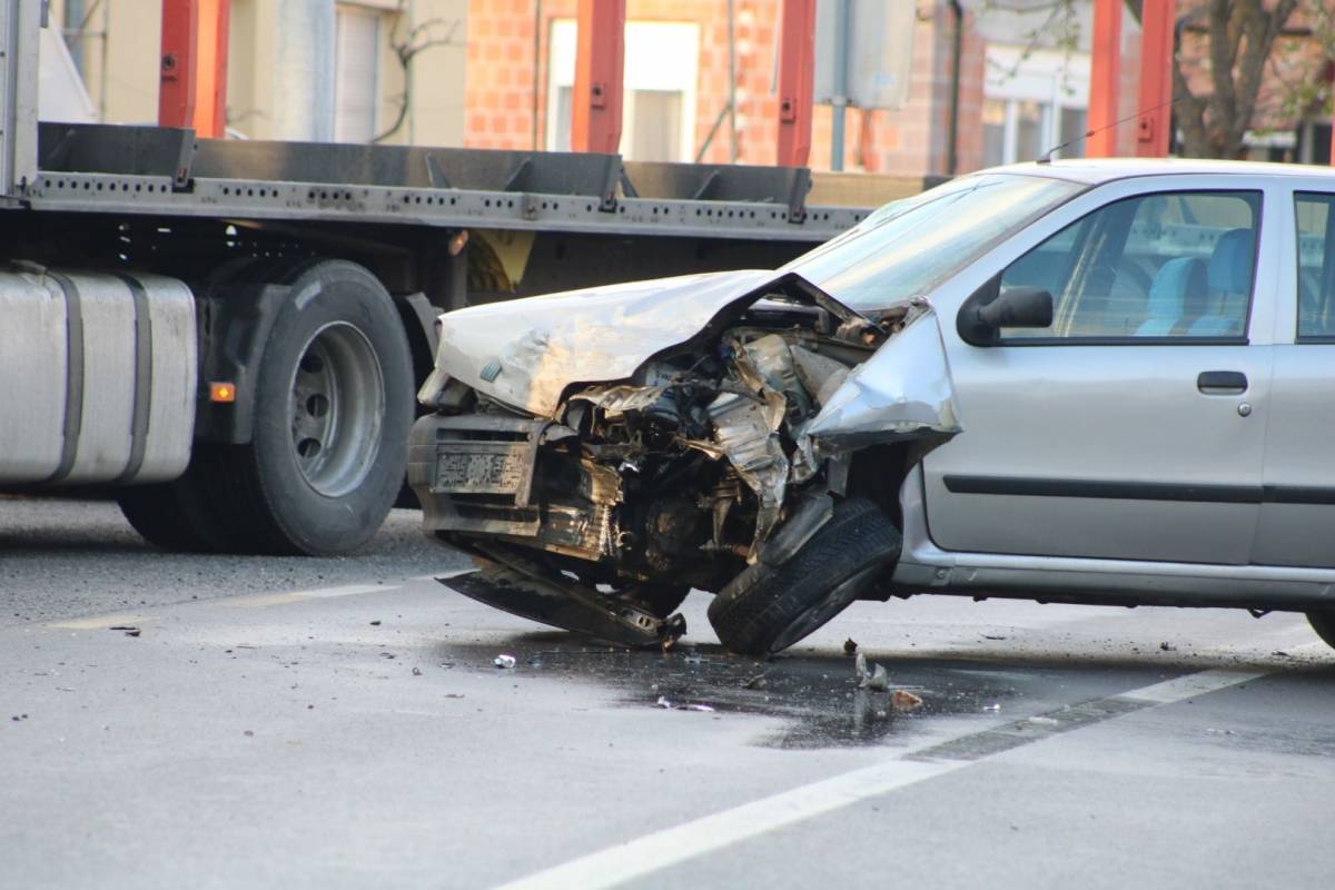 PROMETNA U EMINOVCIMA: Dijete i dvoje odraslih teško stradali i završili u OŽB Požega