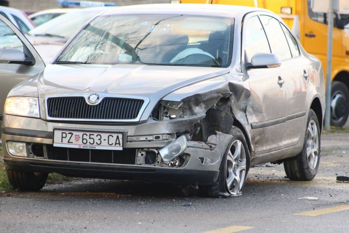 PROMETNA U EMINOVCIMA: Dijete i dvoje odraslih teško stradali i završili u OŽB Požega