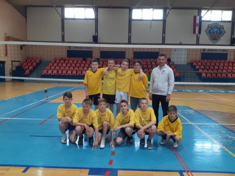 Učenici OŠ Dobriše Cesarića (Požega) osvojili 1. mjesto na poluzavršnom natjecanju u odbojci i osigurali plasman na državnu završnicu