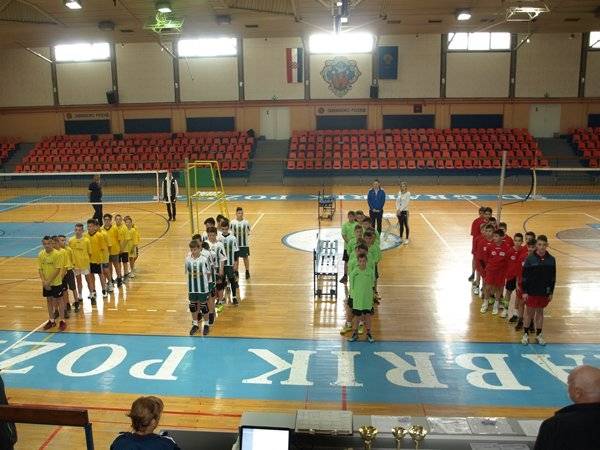 Učenici OŠ Dobriše Cesarića (Požega) osvojili 1. mjesto na poluzavršnom natjecanju u odbojci i osigurali plasman na državnu završnicu