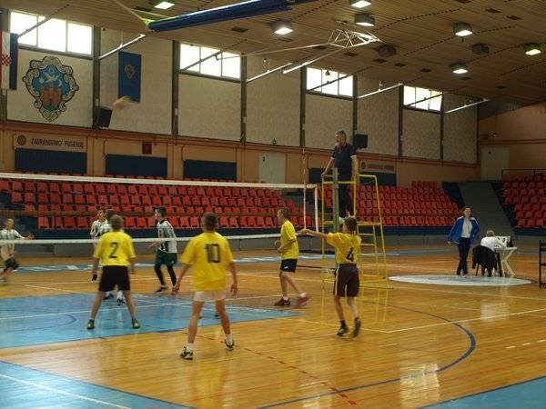 Učenici OŠ Dobriše Cesarića (Požega) osvojili 1. mjesto na poluzavršnom natjecanju u odbojci i osigurali plasman na državnu završnicu