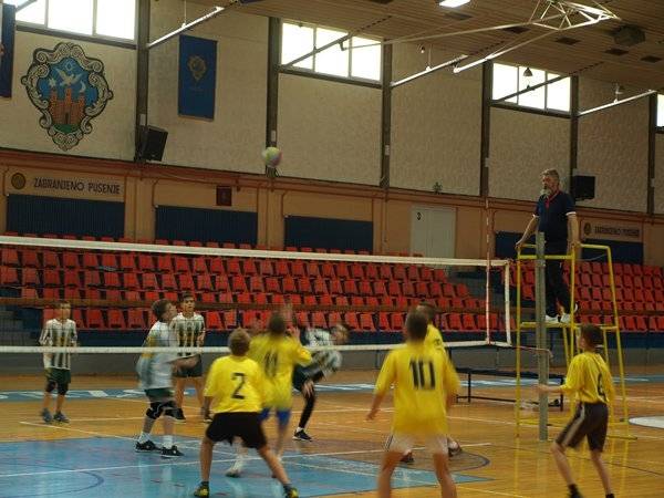 Učenici OŠ Dobriše Cesarića (Požega) osvojili 1. mjesto na poluzavršnom natjecanju u odbojci i osigurali plasman na državnu završnicu