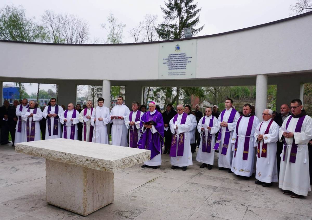 Spomen na utamničene svećenike u Staroj Gradiški