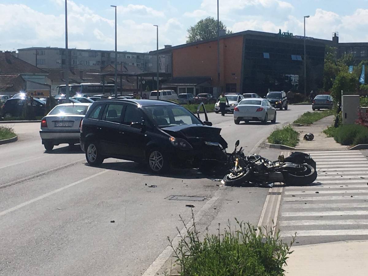 Sudar motora i auta kod Lidla u Požegi, motociklist prevezen u bolnicu