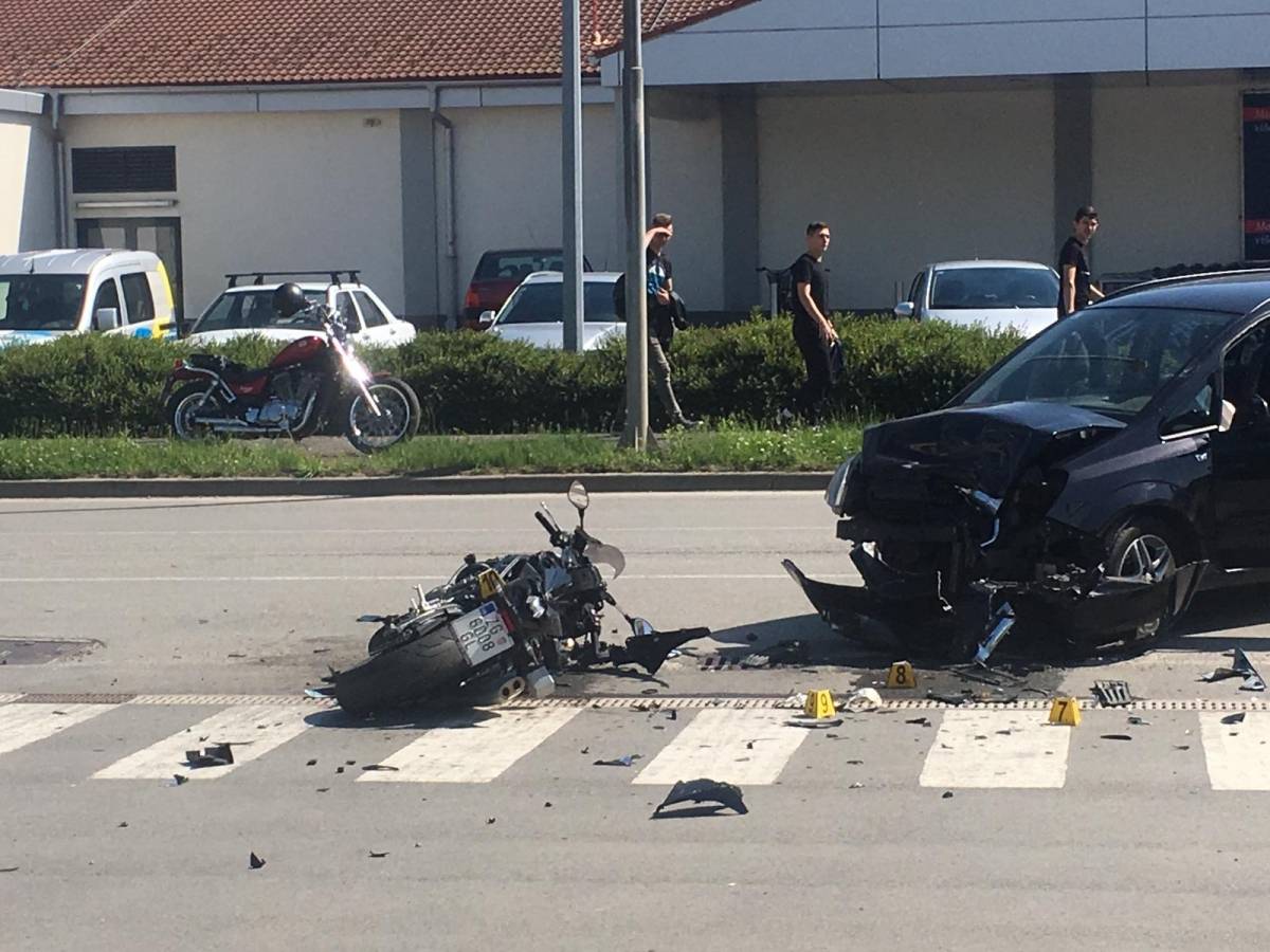 Sudar motora i auta kod Lidla u Požegi, motociklist prevezen u bolnicu
