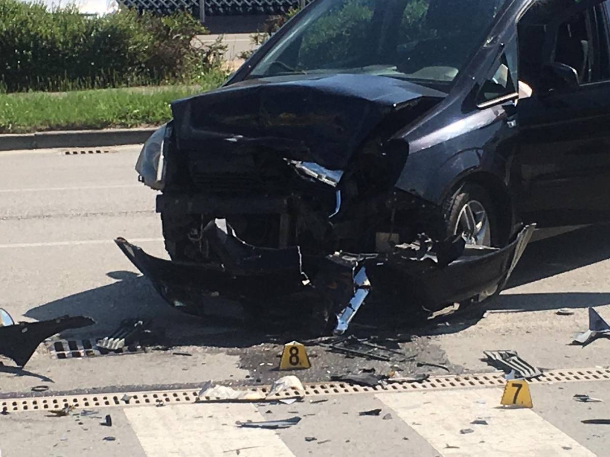 Sudar motora i auta kod Lidla u Požegi, motociklist prevezen u bolnicu