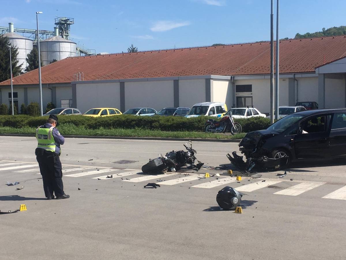 Sudar motora i auta kod Lidla u Požegi, motociklist prevezen u bolnicu