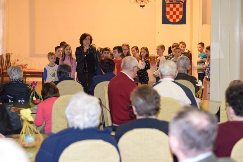 Učenici OŠ Antuna Kanižlića na druženju s korisnicima Doma za stare i nemoćne Požega