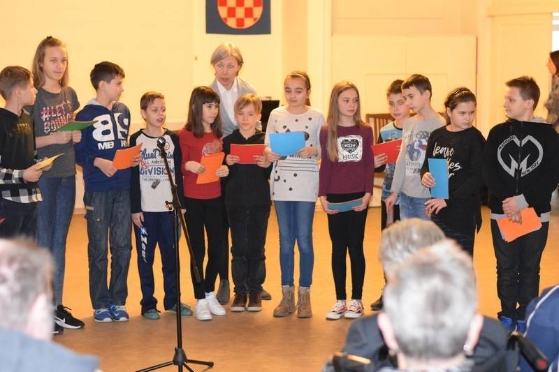 Učenici OŠ Antuna Kanižlića na druženju s korisnicima Doma za stare i nemoćne Požega