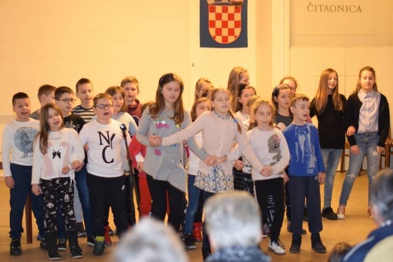 Učenici OŠ Antuna Kanižlića na druženju s korisnicima Doma za stare i nemoćne Požega