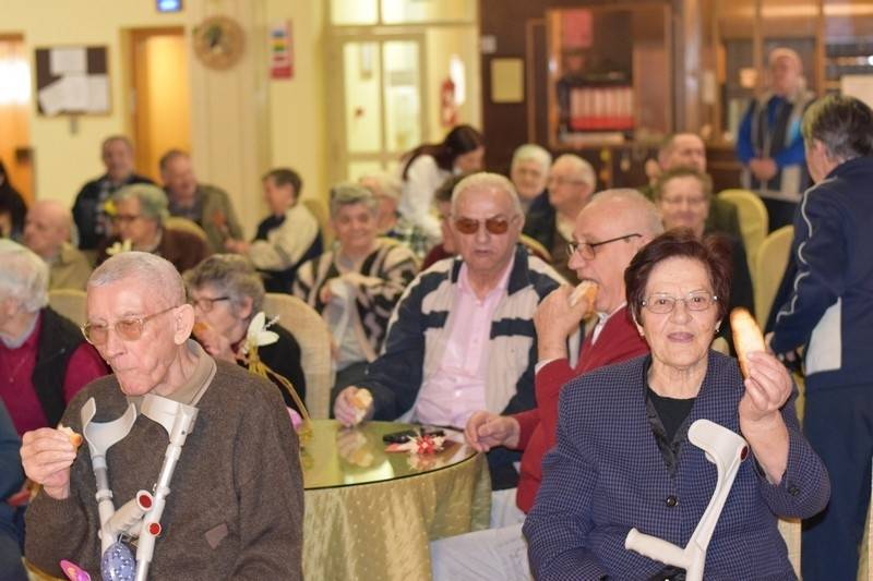 Učenici OŠ Antuna Kanižlića na druženju s korisnicima Doma za stare i nemoćne Požega