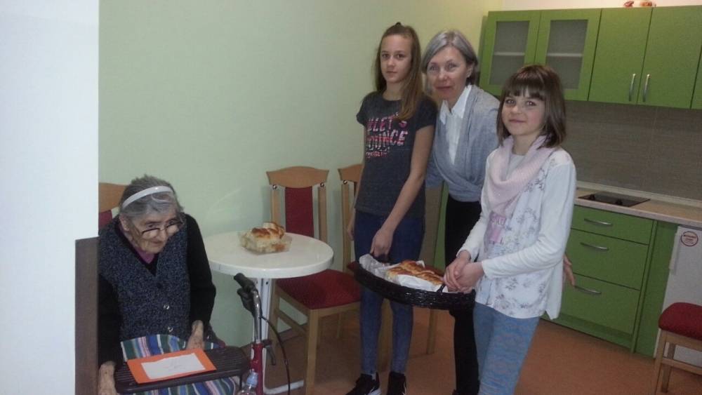 Učenici OŠ Antuna Kanižlića na druženju s korisnicima Doma za stare i nemoćne Požega