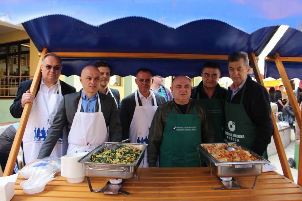 Udruženje obrtnika i političari dijelili tisuću porcija posnog ručka u Požegi