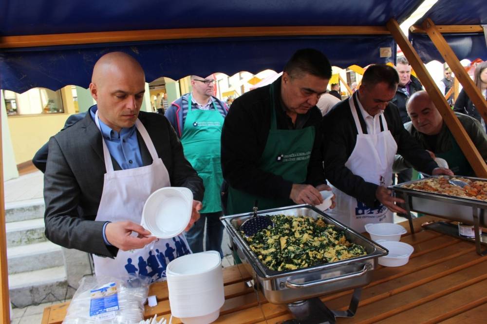 Udruženje obrtnika i političari dijelili tisuću porcija posnog ručka u Požegi